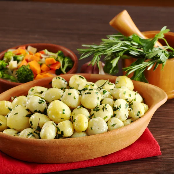 Patatas pequeñas con hierbas —  Fotos de Stock