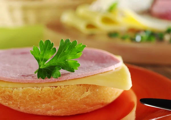 Sanduíche aberto com carne fria e queijo — Fotografia de Stock