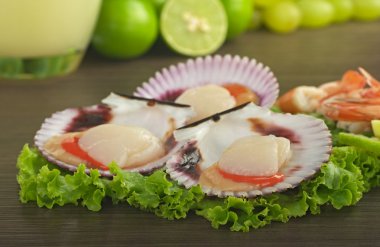 Scallops on Lettuce clipart