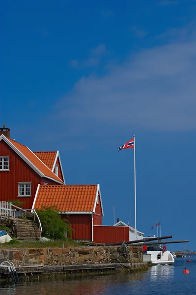 Rode houten huis in lyngor — Stockfoto