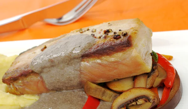 Piatto principale: Tonno mediterraneo con purè di patate — Foto Stock
