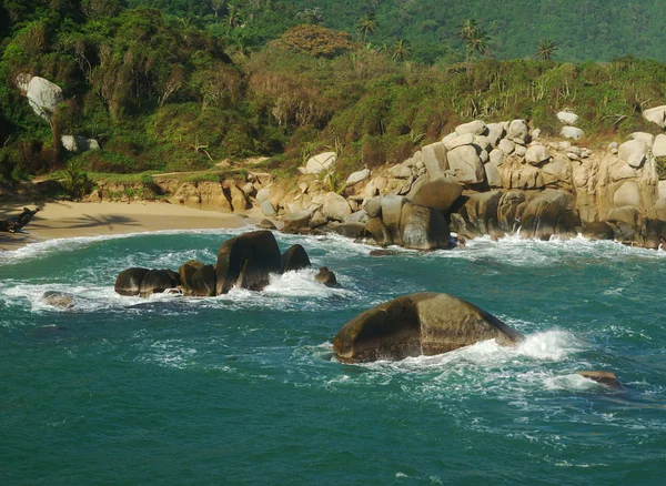 Strand met kliffen aan de Colombiaanse kust — Stockfoto