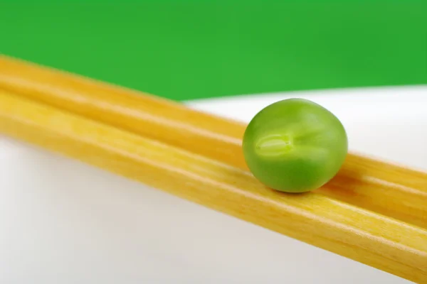 在筷子上豌豆 — 图库照片