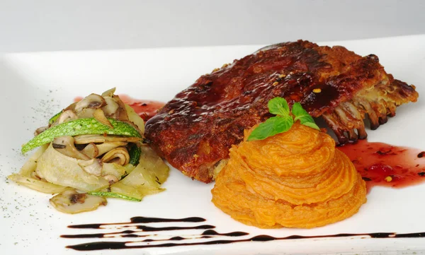 Main Course Ribs Red Sauce Vegetables Sweet Potato Puree Selective — Stock Photo, Image