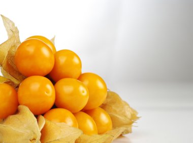 Bir sürü vitamin dolu turuncu physalis beyaz (seçici odak üzerinde)