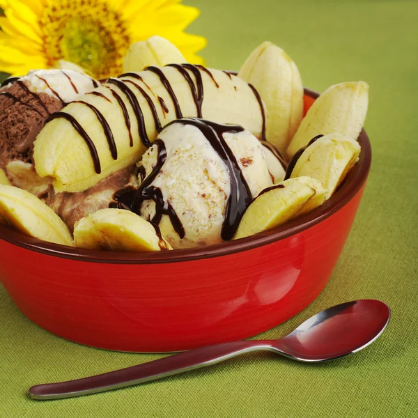 Dessert Banana Split Red Bowl Spoon Green Table Mat Sunflower — Stock Photo, Image