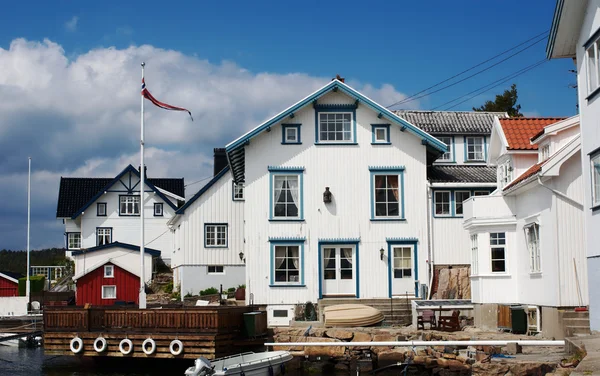 Witte houten huizen in lyngor, Noorwegen — Stockfoto