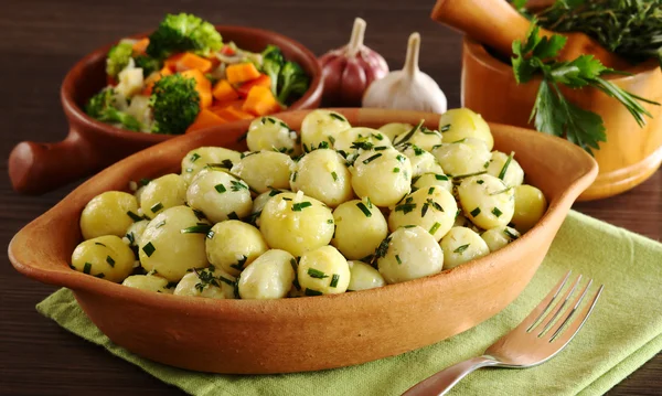 Kleine Aardappelen Met Kruiden Zoals Peterselie Tijm Rozemarijn Met Groenten — Stockfoto