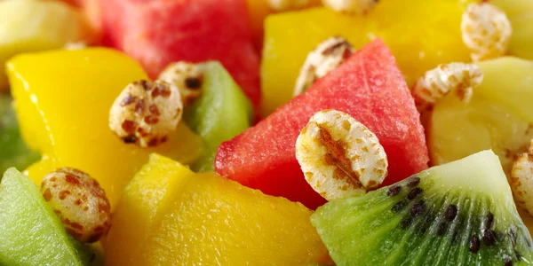 Cereais Doces Trigo Soprado Salada Frutas Frescas Saudáveis Contendo Kiwi — Fotografia de Stock