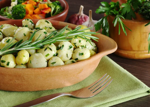 Malé brambory s bylinkami — Stock fotografie