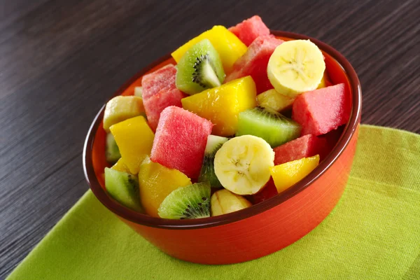 Salada Frutas Frescas Feita Banana Kiwi Melancia Pedaços Manga Tigela — Fotografia de Stock