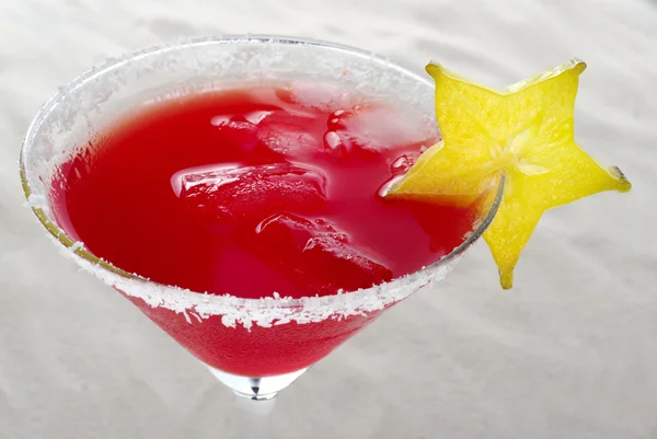 Cocktail vermelho com Carambola — Fotografia de Stock