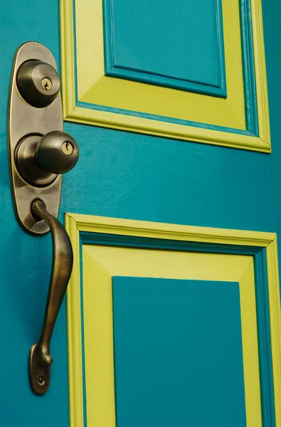 ドアノブおよびハンドルとターコイズ ブルーのドア — ストック写真
