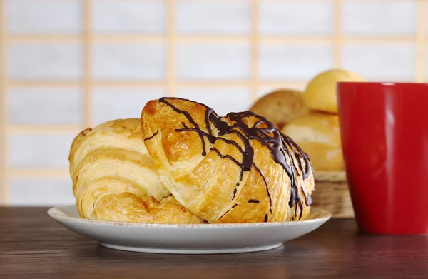 Dvě Čokoládové Croissanty Červený Hrnek Vedle Chléb Pozadí Selektivní Pozornost — Stock fotografie