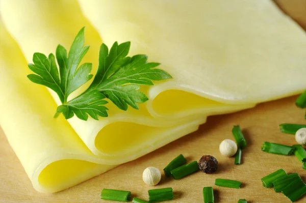 Cheese Slices Garnished Parsley Leaf Some Shallot Pepper Corns Foreground — Stock Photo, Image