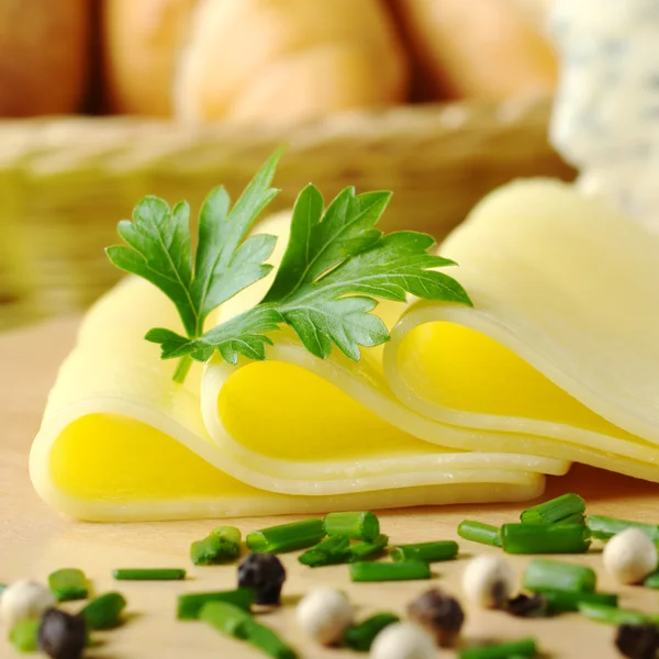 Kaas Segmenten Peterselie Met Bieslook Peper Corns Voorzijde Brood Mand — Stockfoto