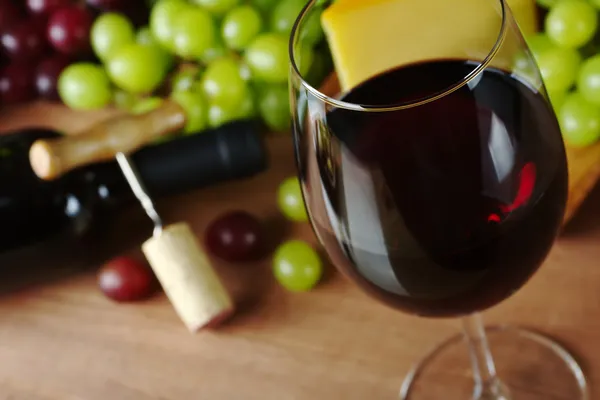 Κόκκινο κρασί με σταφύλια και τυρί — Φωτογραφία Αρχείου