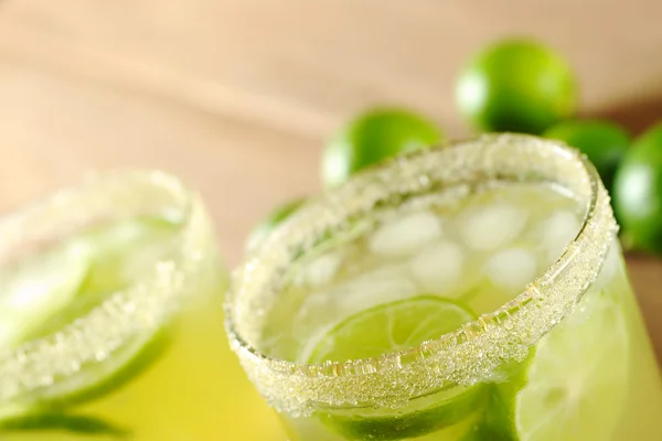 Limonada Fresca Limas Verdes Copos Açúcar Tábua Madeira Com Limas — Fotografia de Stock