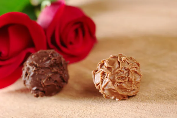 Truffles Red Roses Wooden Board Very Shallow Depth Field Focus — Stock Photo, Image