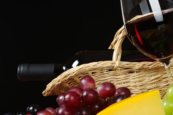 Bottiglia Vino Rosso Cesto Con Bicchiere Vino Uva Formaggio Fronte — Foto Stock