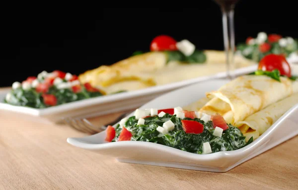 Crepes con spinaci, pomodori e formaggio — Foto Stock