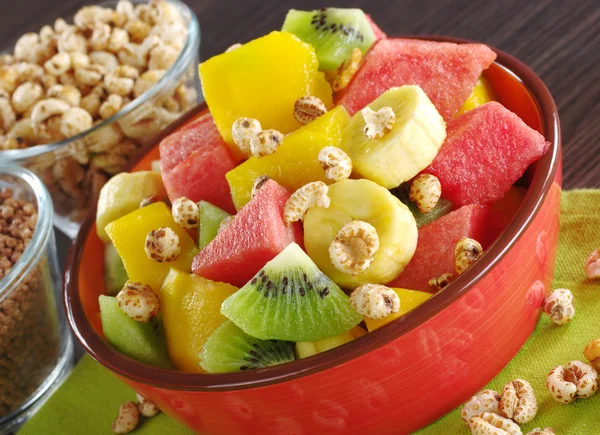 Salada de frutas com cereais — Fotografia de Stock