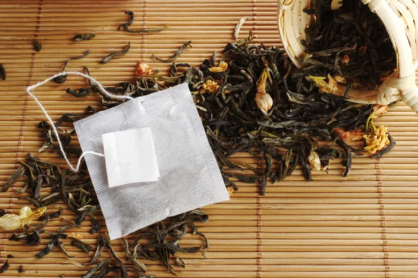 Teebeutel mit leerem Etikett auf grünem Tee — Stockfoto