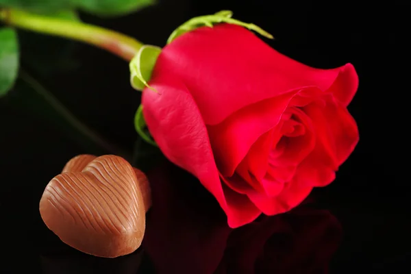 Coração de chocolate com rosa vermelha — Fotografia de Stock