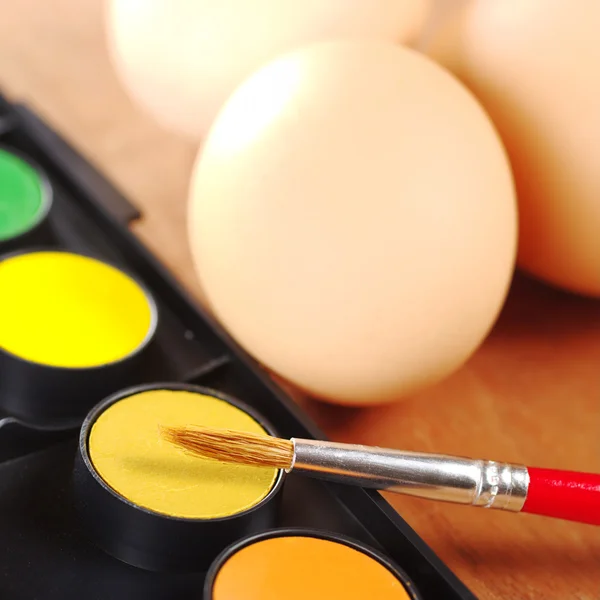 Borstel op kleuren met eieren voor Pasen — Stockfoto