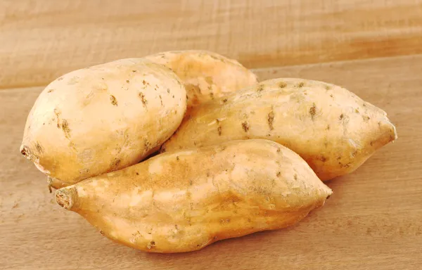 Ahşap üzerine tatlı patates — Stok fotoğraf