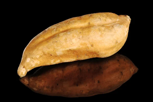 Süßkartoffel auf Schwarz — Stockfoto