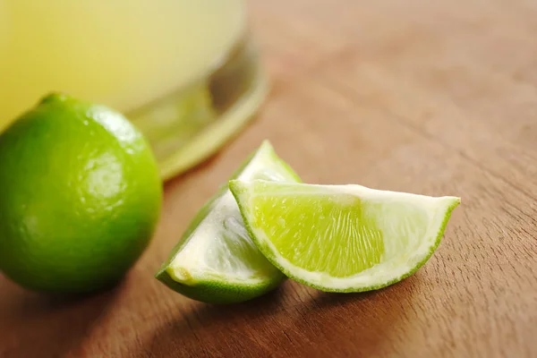 Lime Quarters Whole Lime Refreshing Lemonade Drink Back Selective Focus — Stock Photo, Image