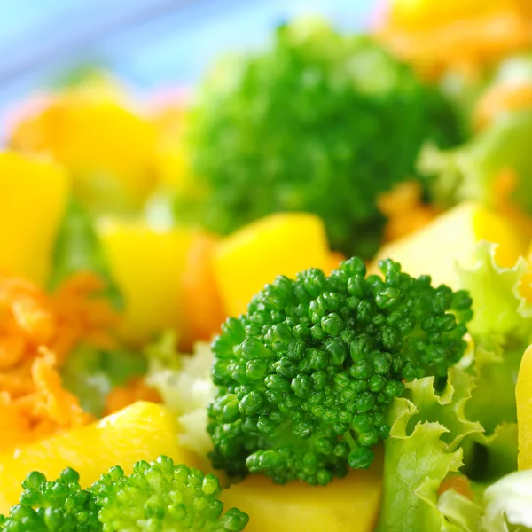 Broccoli Färsk Sallad Broccoli Mango Morot Sallad Skål Med Blå — Stockfoto