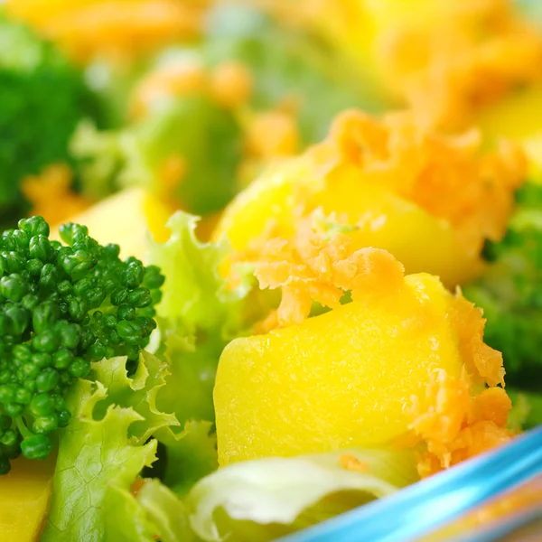 Mango Insalata Fresca Broccoli Mango Carote Lattuga Una Ciotola Vetro — Foto Stock
