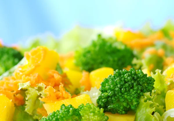 Broccoli on Fresh Salad — Stock Photo, Image