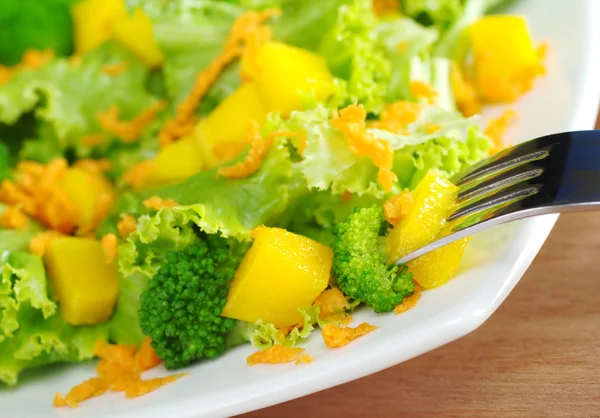 Salade Brocoli Mangue Carotte Fraîche Légère Sur Assiette Blanche Avec — Photo