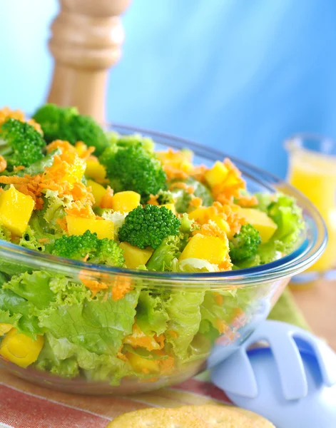 Broccoli Mango Carrot Lettuce Salad Glass Bowl Salad Servers Laying — Stock Photo, Image