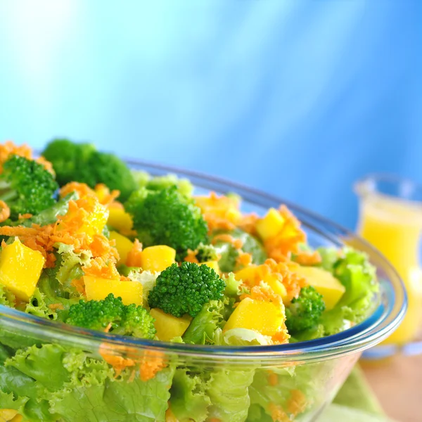 Salada de brócolis-manga-cenoura-alface — Fotografia de Stock