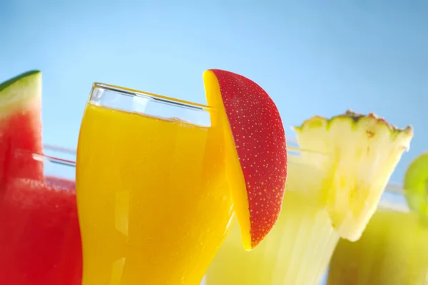 Mango Melone Ananas Und Kiwi Smoothies Garniert Mit Den Entsprechenden — Stockfoto