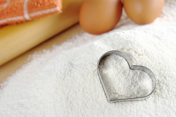Cortador de biscoitos em forma de coração — Fotografia de Stock