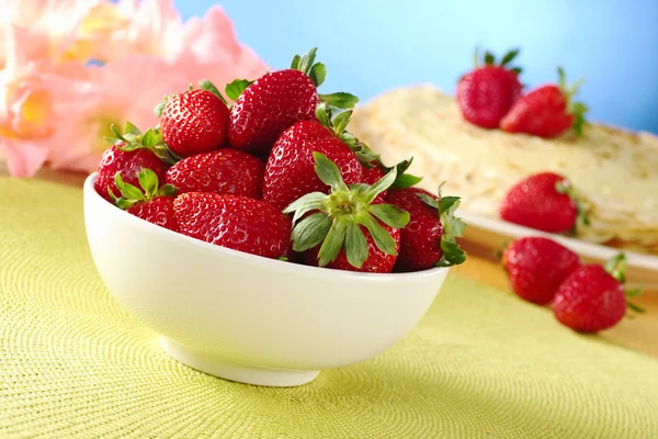 Frische Erdbeeren Weißer Keramikschale Mit Crêpes Und Rosa Gladiolenblüten Hintergrund — Stockfoto