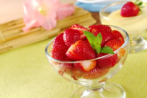 Fresh Strawberries Cut Half Mint Leaf Garnish Glass Bowl Cream — Stock Photo, Image