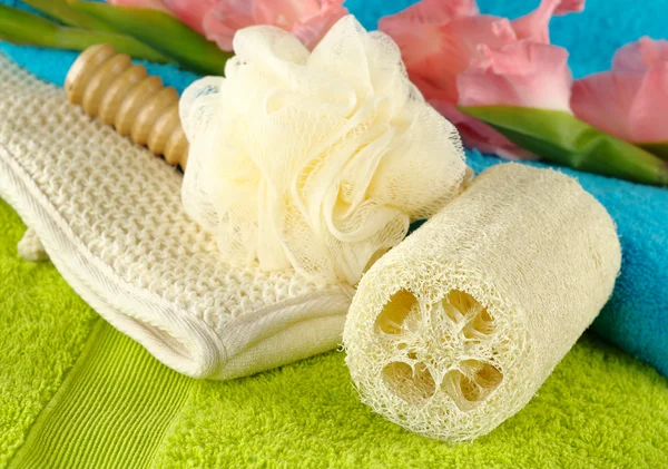 Handdoeken met bad Wellness kit en gladiolen — Stockfoto