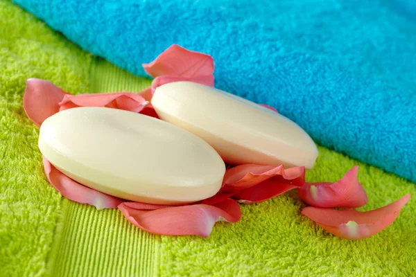Ванные полотенца с мылом и лепестками роз — стоковое фото