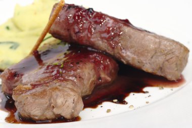 eti kırmızı sos ve patates püresi ile