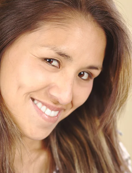 Uśmiechający się piękna młoda kobieta peruwiański — Zdjęcie stockowe