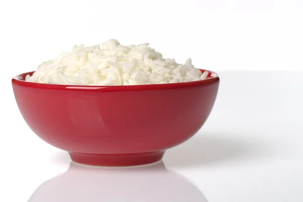 Gekookte rijst in rode kom — Stockfoto