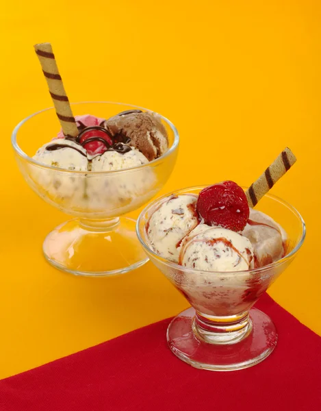 Colheres de sorvete em vidro com xarope — Fotografia de Stock