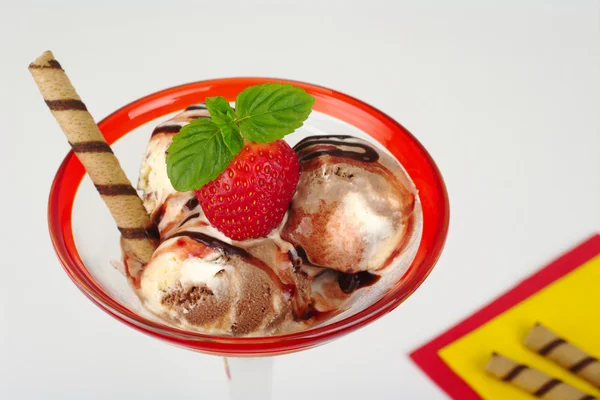Морозиво з полуниці і Листя м'яти — стокове фото