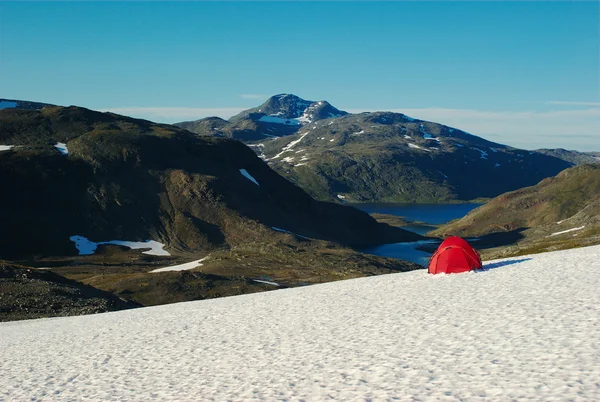 Tenda rossa sulla neve — Foto Stock